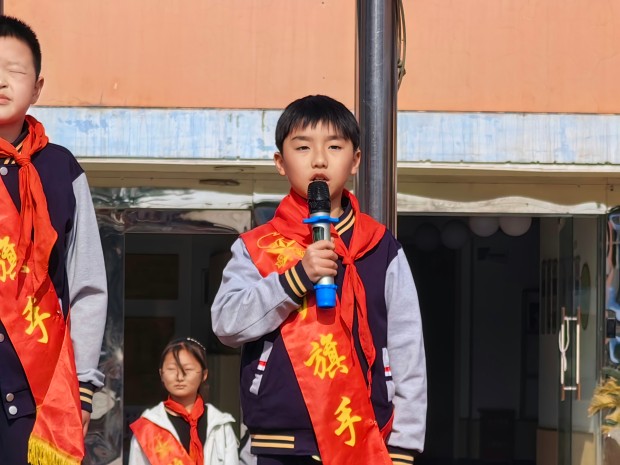 护旗手严睿涵.jpg