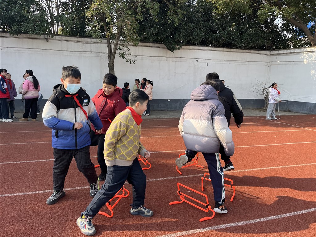 开心跨跨栏.jpg