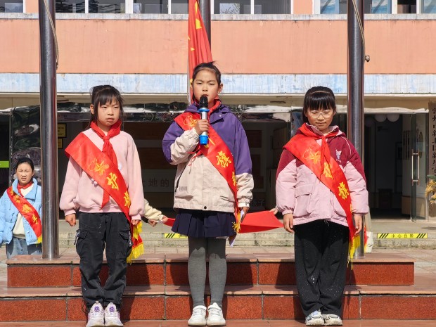 升旗手护旗手合照.jpg