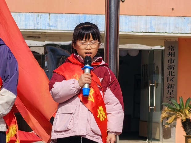 护旗手李可依.jpg