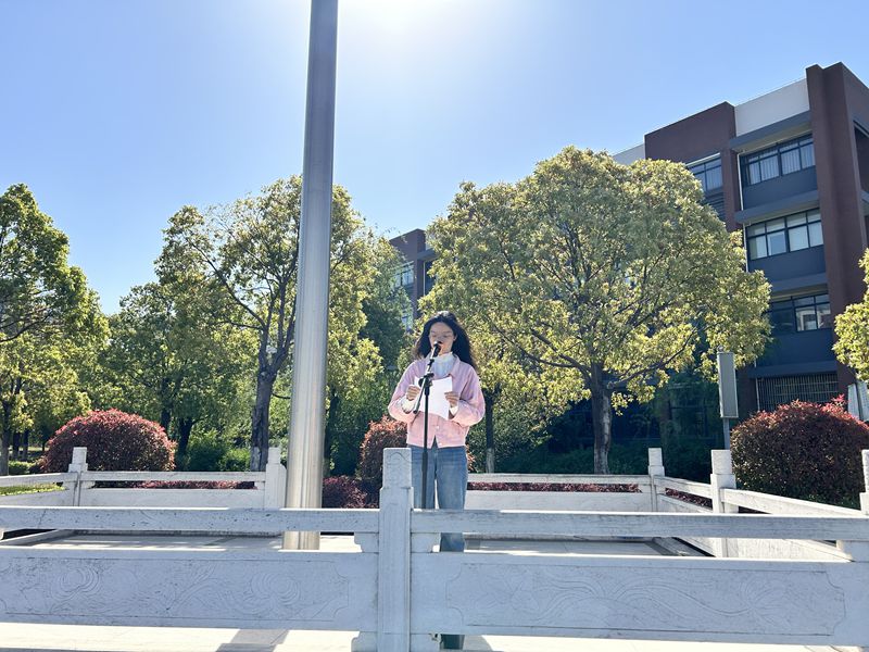 讲话人_副本.jpg 讲话人_副本.jpg