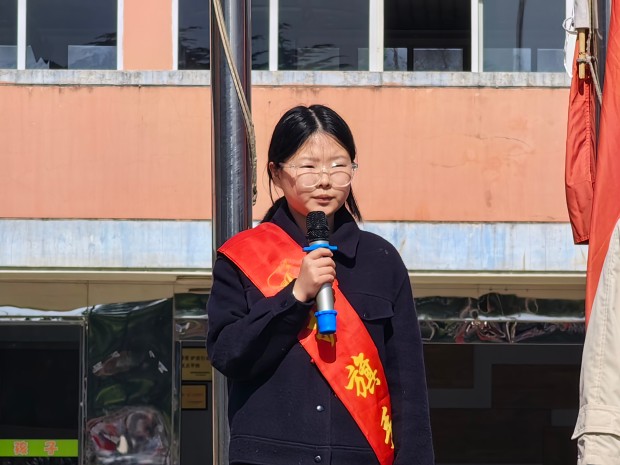 护旗手吴君雅.jpg