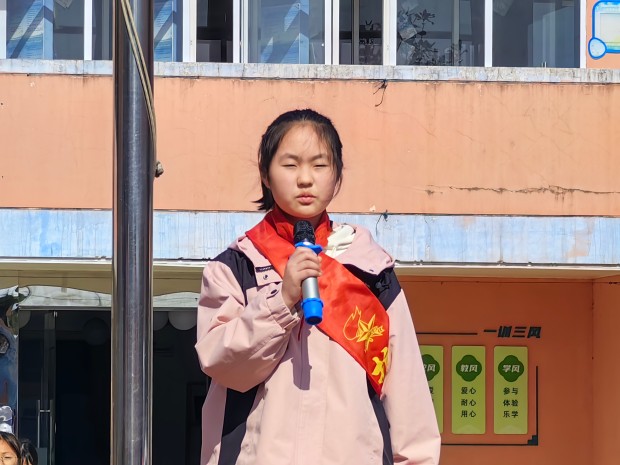 护旗手罗美娜.jpg