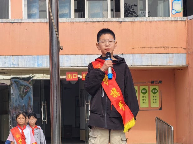 护旗手赵梓轩.jpg