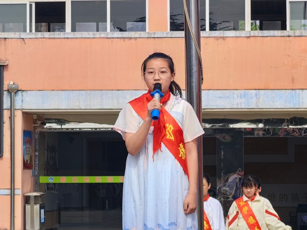 护旗手时义萍.jpg