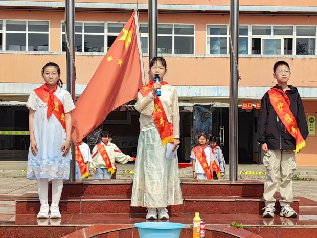 升旗手护旗手合照.jpg