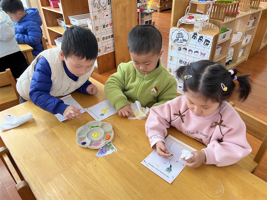 班级新闻：手指点画 (2).JPG