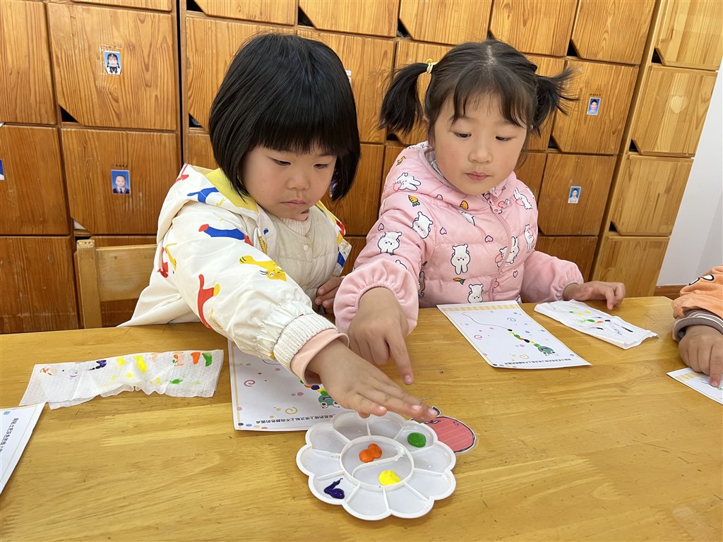 班级新闻：手指点画 (3).JPG