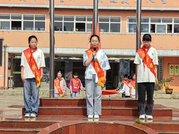 升旗手护旗手合照.jpg