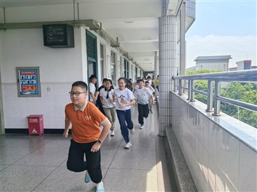 平安校园|防震护苗 安全“童”行