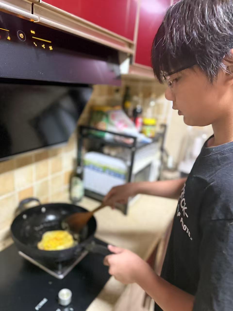 5月（1）帮妈妈做饭.jpg