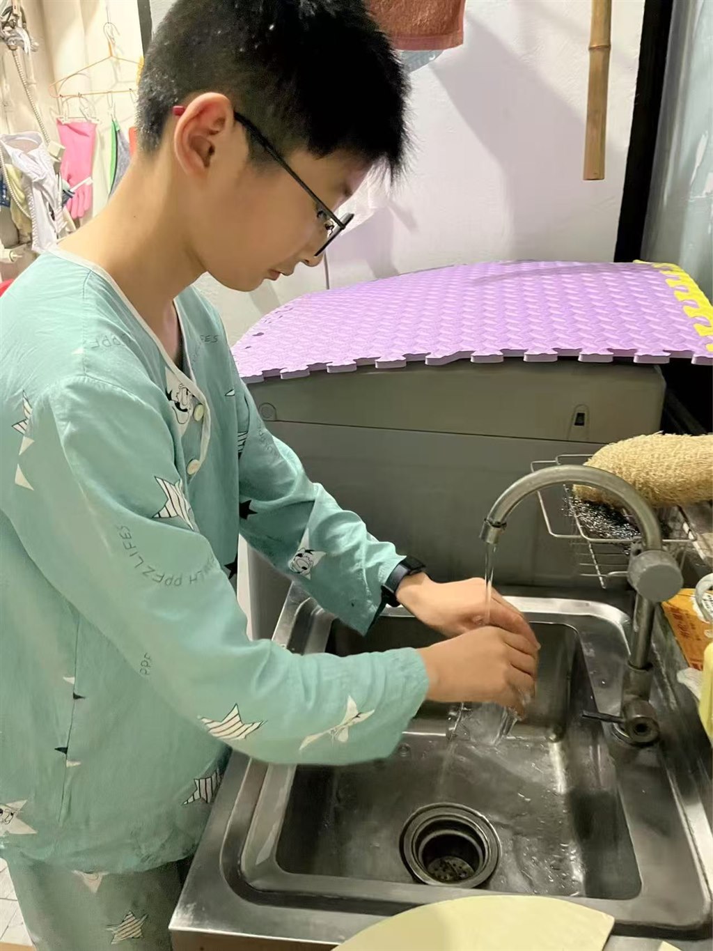 5月（4）帮妈妈洗碗.jpg