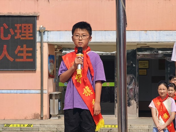 护旗手王亮智.jpg