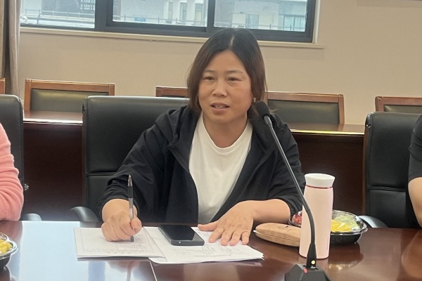 薛慧华老师主持研讨活动.JPG