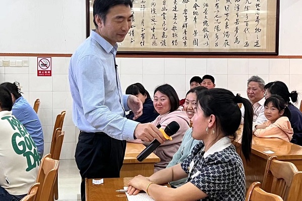 老师与家长互动.jpg