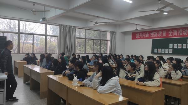 同学们认真听讲1.jpg