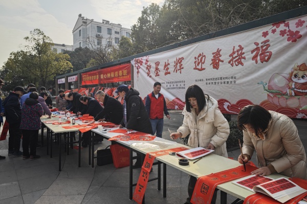 老师们认真创作中.jpg