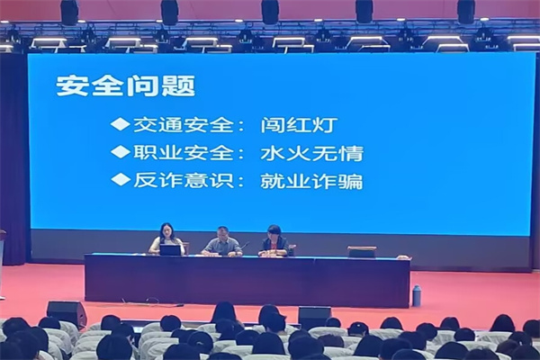 信息学院吴院长讲话.jpg