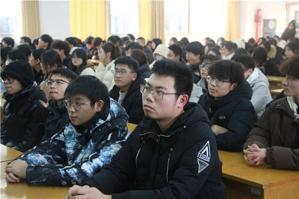 4 学生认真聆听.jpg