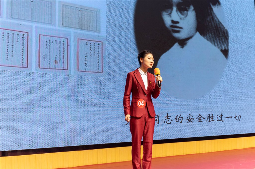 邓傲雪同学讲述《投身革命即为家》.jpg