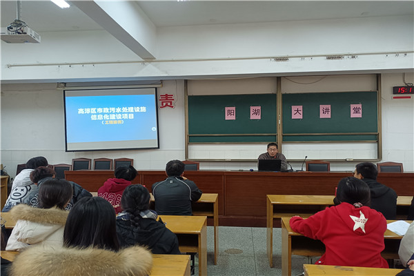 计算机网络班学生认真聆听讲座2.jpg