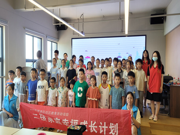 3项目志愿者与学生合影留念.jpg
