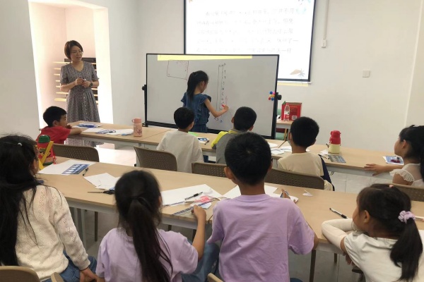 孩子上台演示.JPG