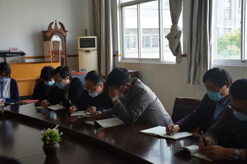 全体党员认真记录活动内容.png