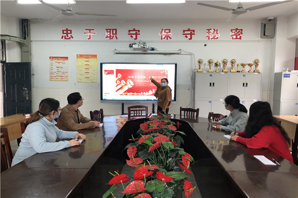 团委樊梨花老师向评委老师讲解评分要求.jpg
