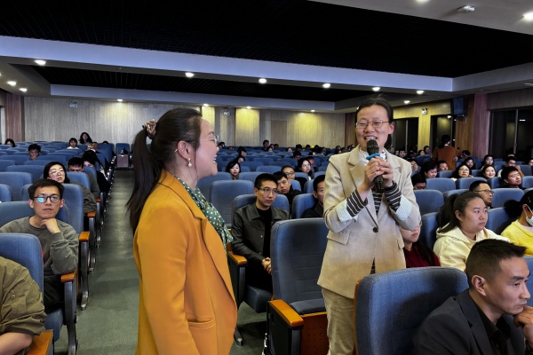 老师和家长互动.jpg