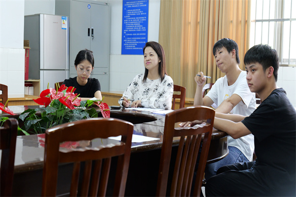 糖糖推面试团队认真聆听学生自我展示.jpg
