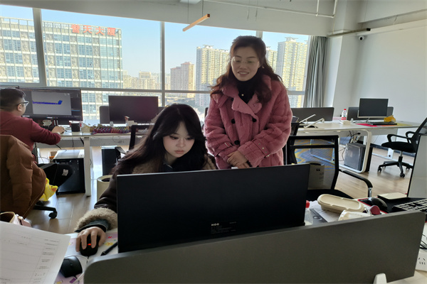 顾小芬老师与学生刘铭交流.jpg