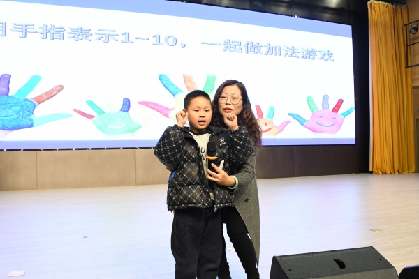 老师与孩子的互动.JPG