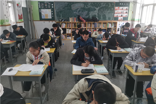 学生认真参加考试_副本.jpg