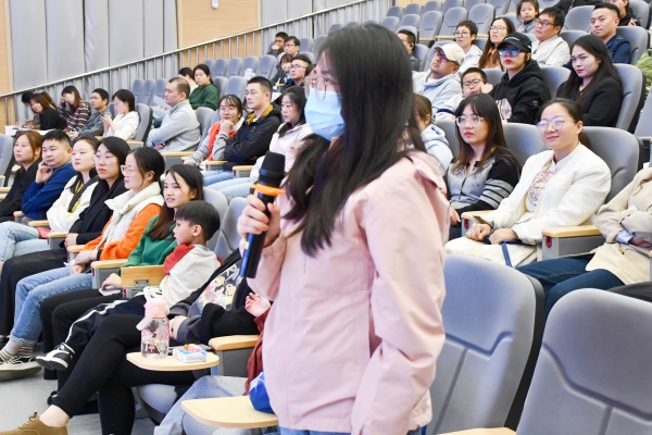 3家长与老师互动.jpg