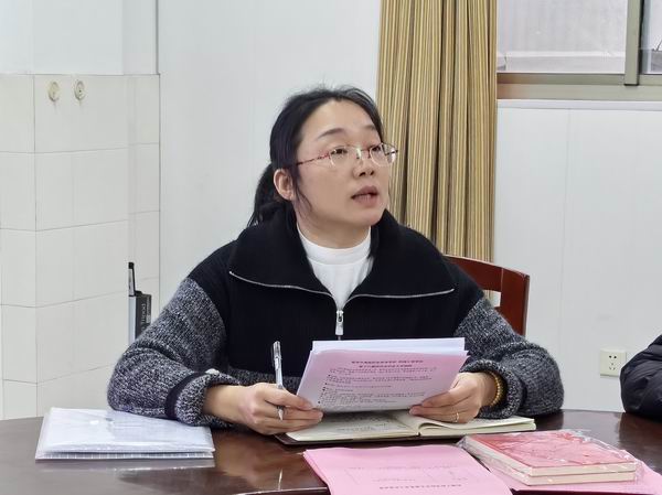 2党支部副书记羌华主持.jpg