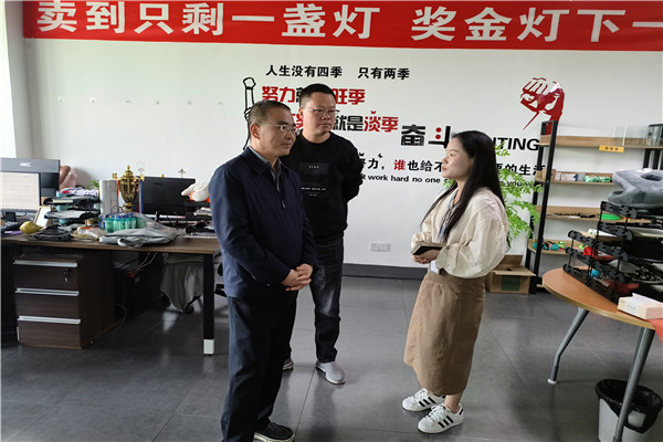 2 学院领导参观创青电商办公区域.jpg