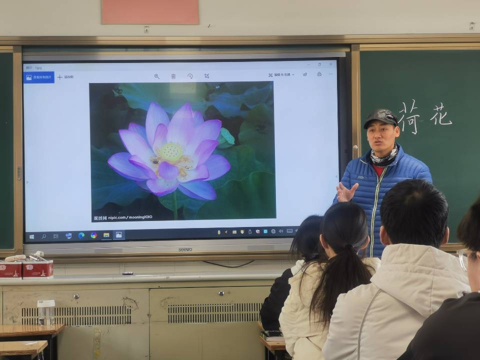 陆亚青老师上课照片.jpg