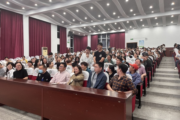 家长与老师互动.jpg