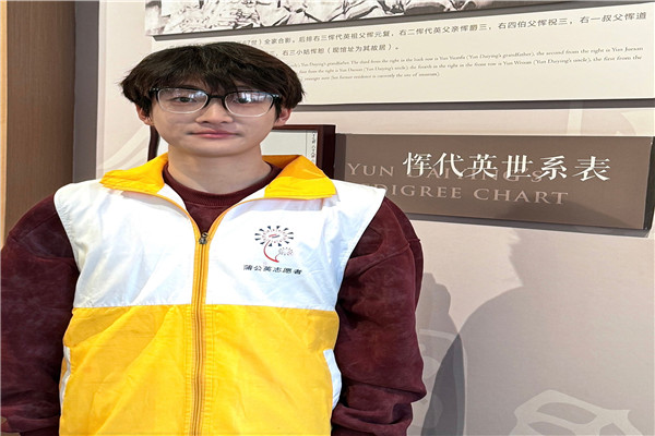 团员与恽代英合影1.jpg