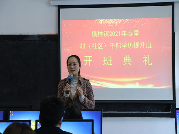 胡燕君科长主持并作新生入学指导_副本.jpg