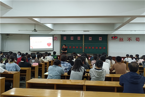 江龙朕老师讲课2.png