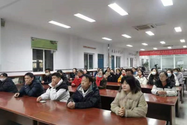 家长们认真听讲.jpg