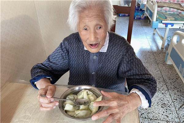 3 老人吃馄饨_副本.jpg