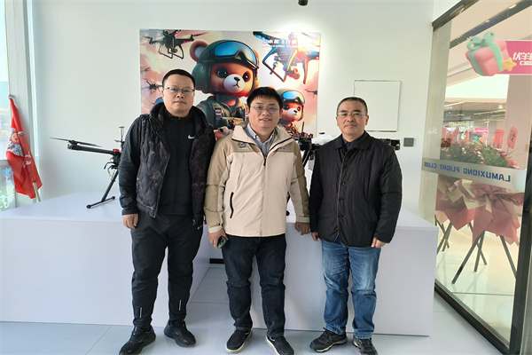 信息学院领导与拉木熊飞行俱乐部包总合影.jpg