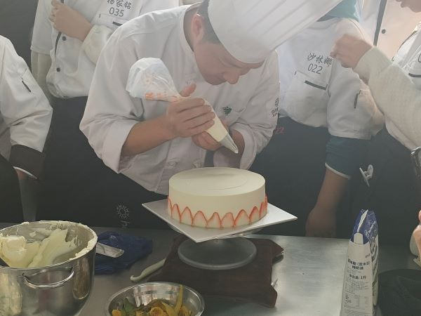吴老师认真示范2.jpg