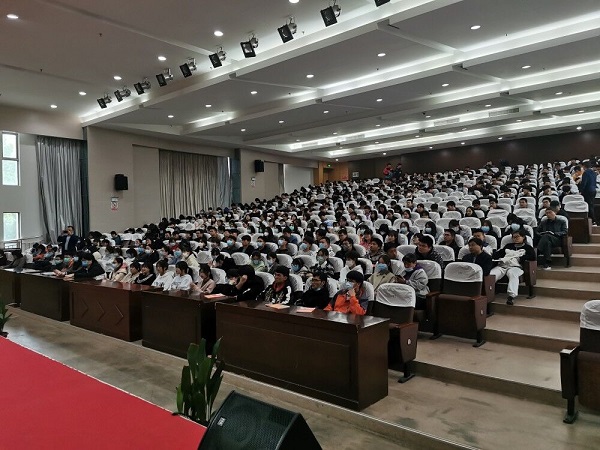 聆听讲座.jpg