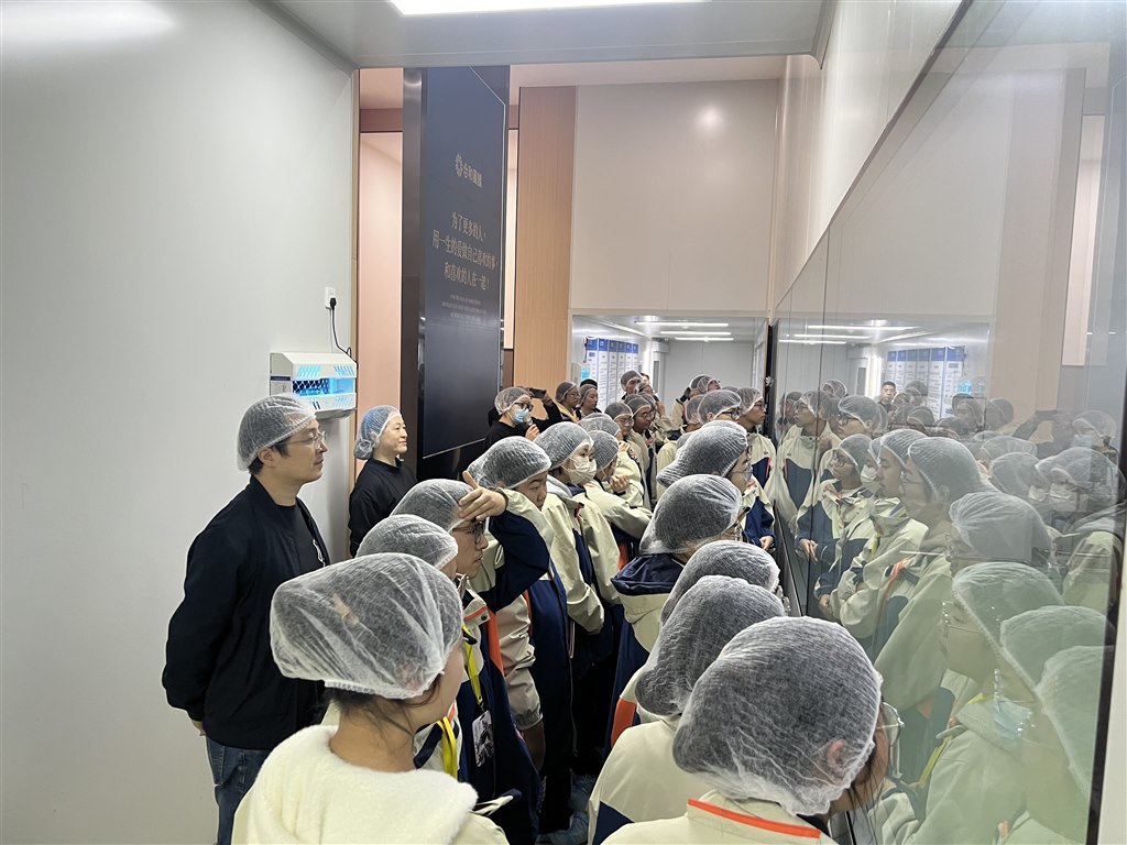 参观生产车间.JPG