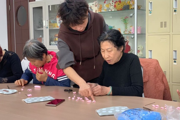 2华老师指导学员.jpg