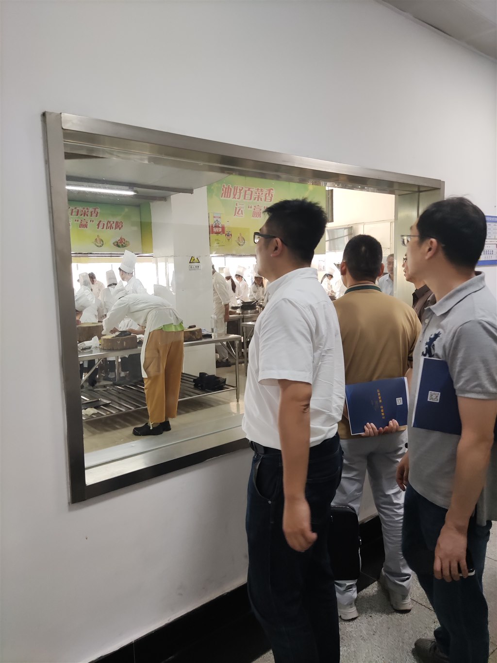 参观实训室1.jpg
